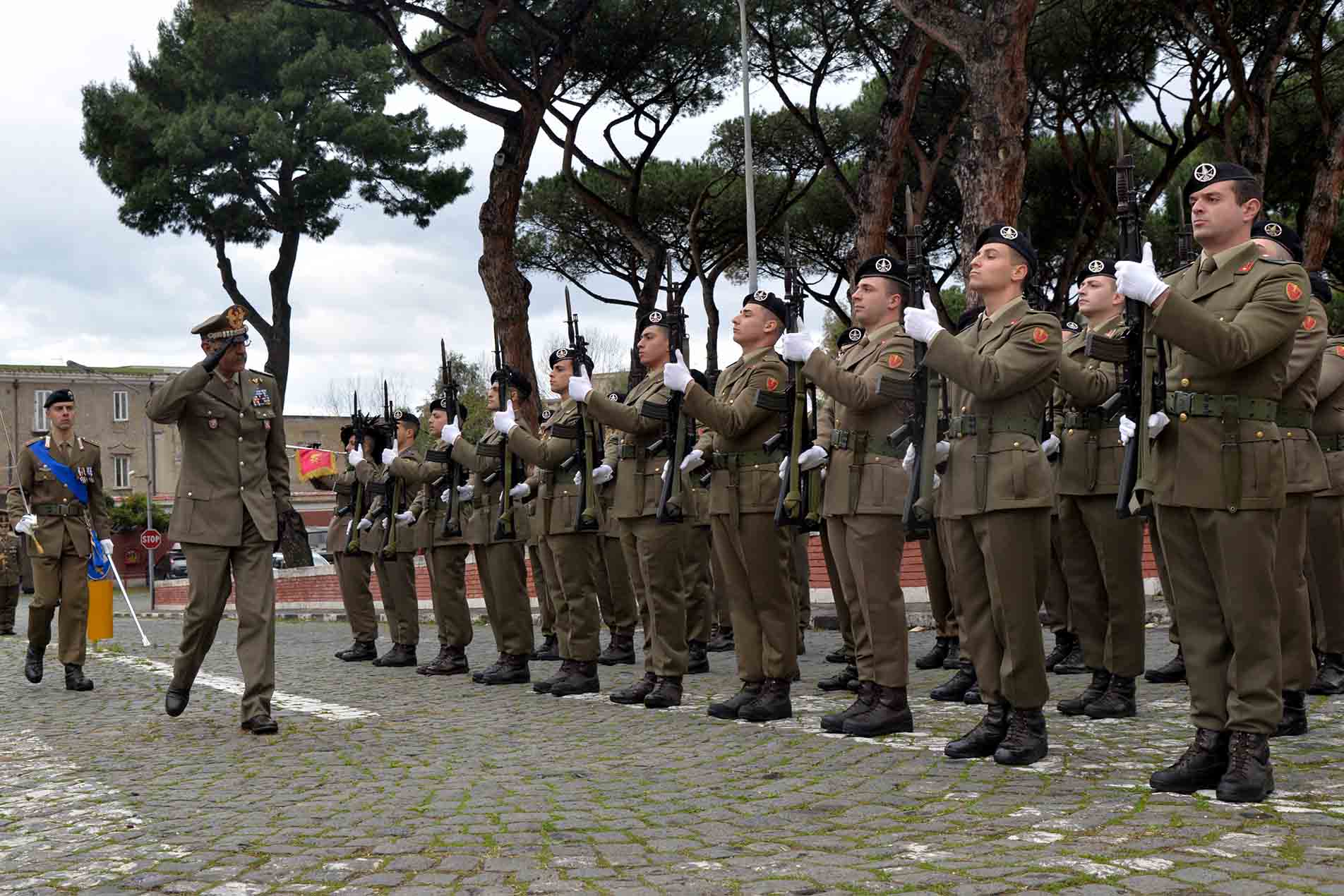 1 Gen De Leverano riceve gli onori militari.jpg